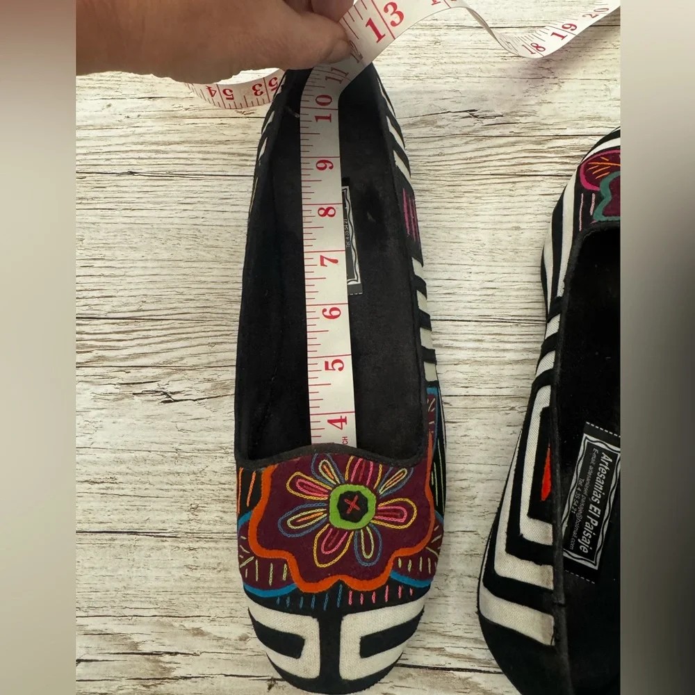 Artesanías El Paisaje Artisanal Handmade Colombian Embroidered Slip On Shoes 39